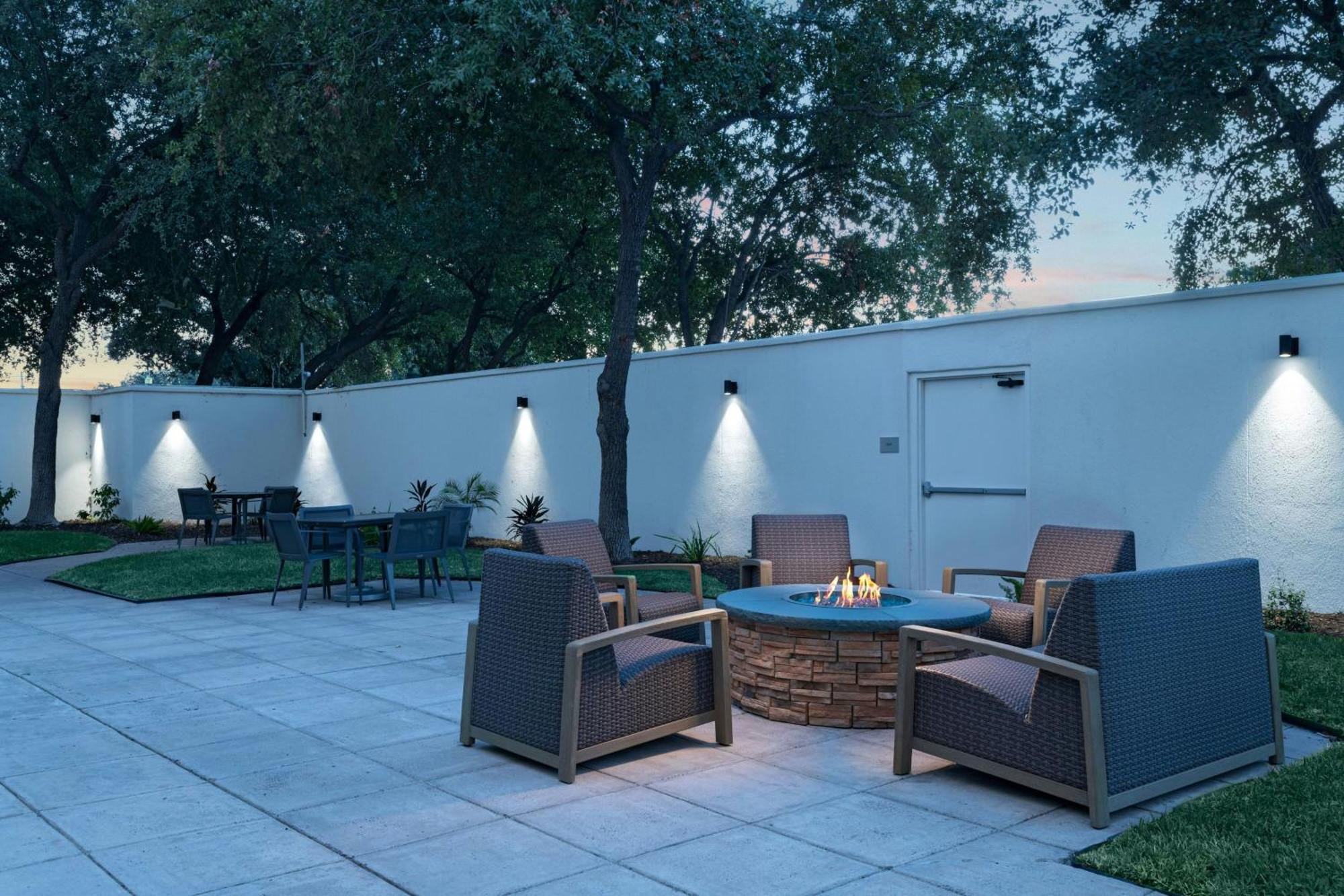 Courtyard Laredo Hotel Exterior photo