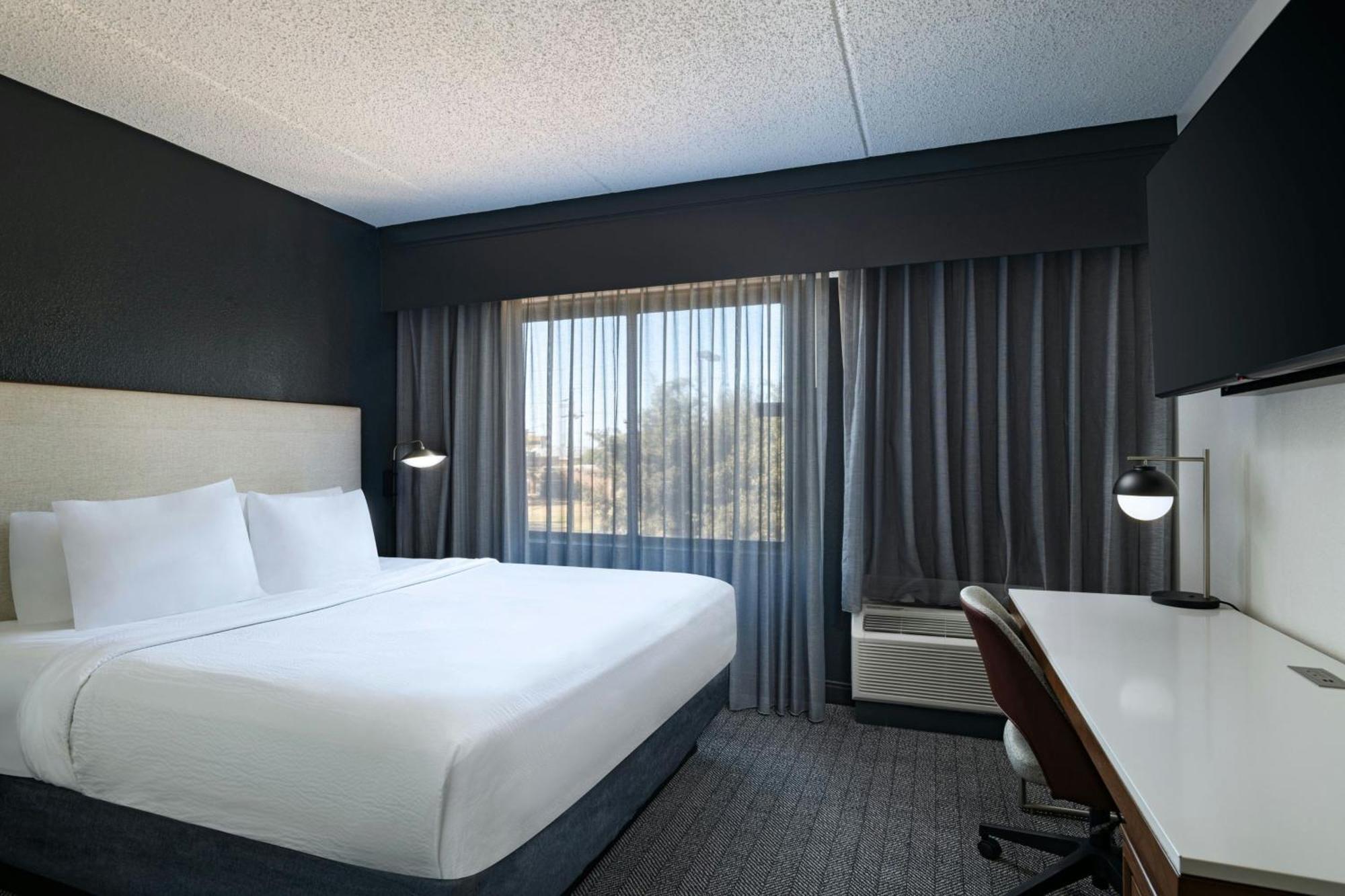 Courtyard Laredo Hotel Exterior photo